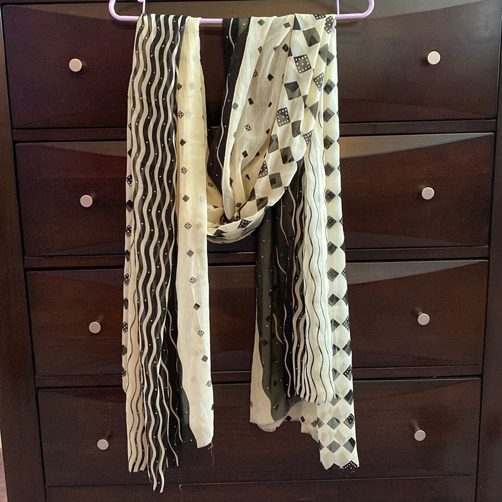 NWOT. Beautiful dupatta/scarf without sewn edges